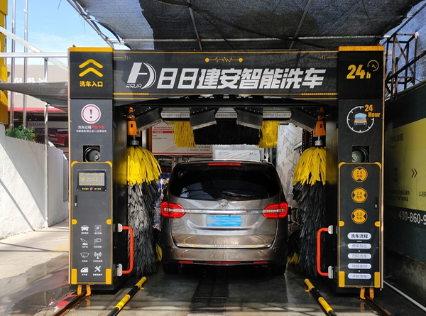 福建廈門(mén)日日建安濱海店訂購(gòu)的全自動(dòng)洗車(chē)機(jī)安裝完畢